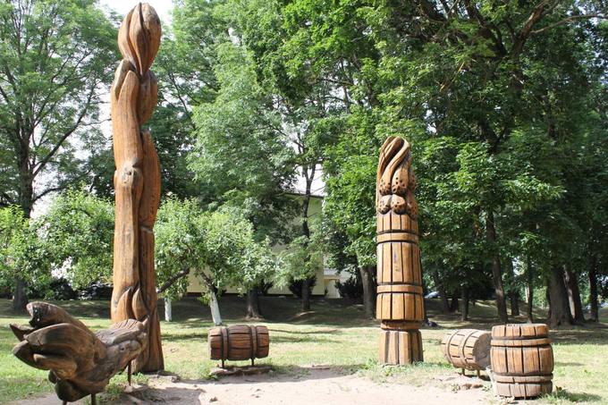Pasvalio senosios klebonijos (Užupio) parką puošia medžio skulptūros. Aidos Leimontaitės nuotrauka, 2019