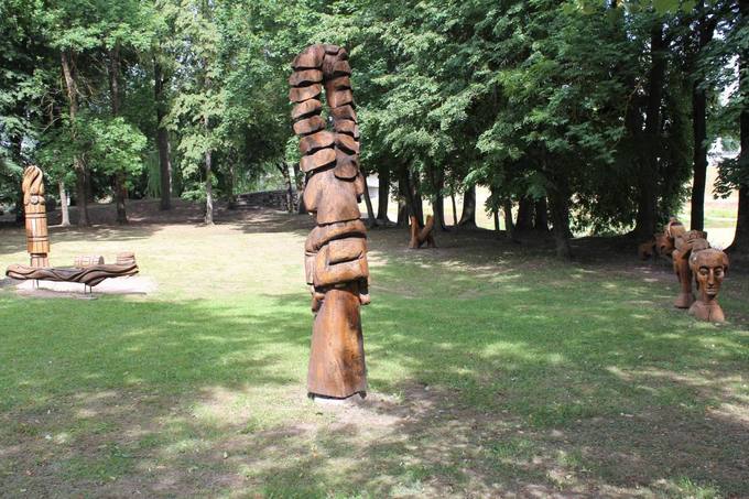 Pasvalio senosios klebonijos (Užupio) parką puošia medžio skulptūros. Aidos Leimontaitės nuotrauka, 2019