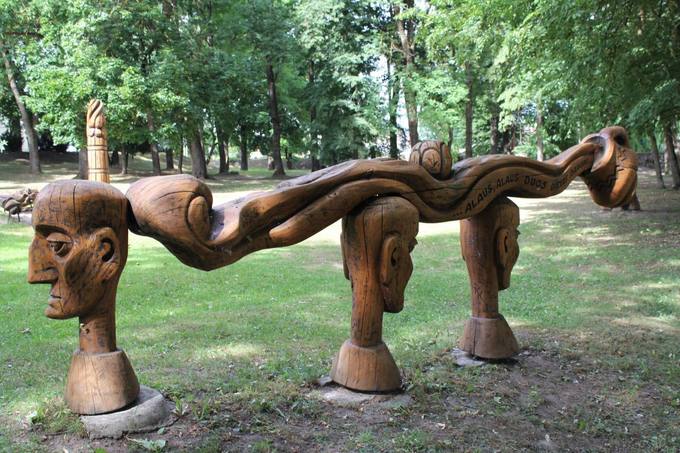 Pasvalio senosios klebonijos (Užupio) parką puošia medžio skulptūros. Aidos Leimontaitės nuotrauka, 2019