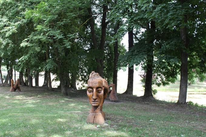 Pasvalio senosios klebonijos (Užupio) parką puošia medžio skulptūros. Aidos Leimontaitės nuotrauka, 2019