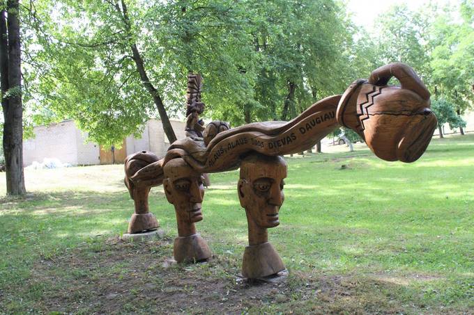 Pasvalio senosios klebonijos (Užupio) parką puošia medžio skulptūros. Aidos Leimontaitės nuotrauka, 2019