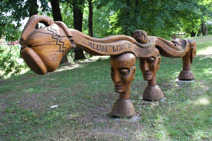 Pasvalio senosios klebonijos (Užupio) parką puošia medžio skulptūros. Aidos Leimontaitės nuotrauka, 2019