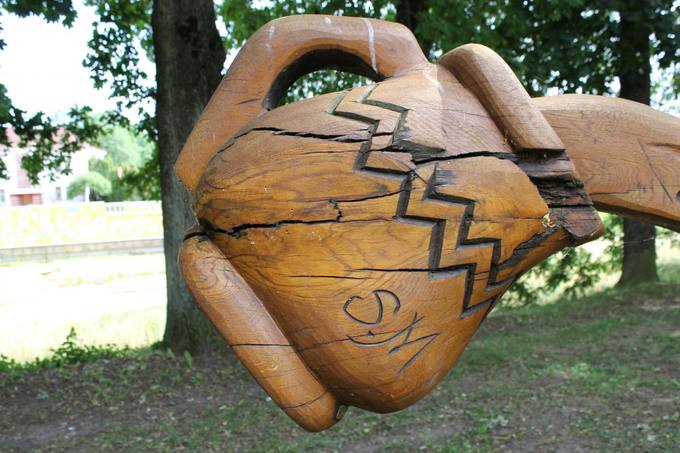 Pasvalio senosios klebonijos (Užupio) parko medžio skulptūros fragmentas. Aidos Leimontaitės nuotrauka, 2019