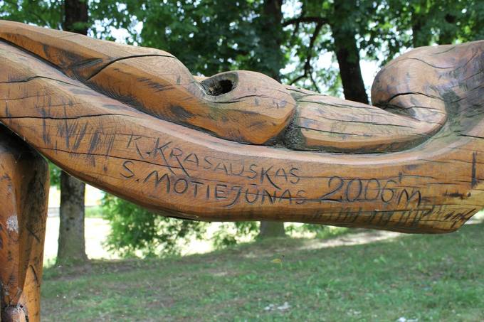 Pasvalio senosios klebonijos (Užupio) parko medžio skulptūros fragmentas. Aidos Leimontaitės nuotrauka, 2019