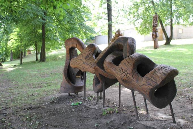 Pasvalio senosios klebonijos (Užupio) parką puošia medžio skulptūros. Aidos Leimontaitės nuotrauka, 2019