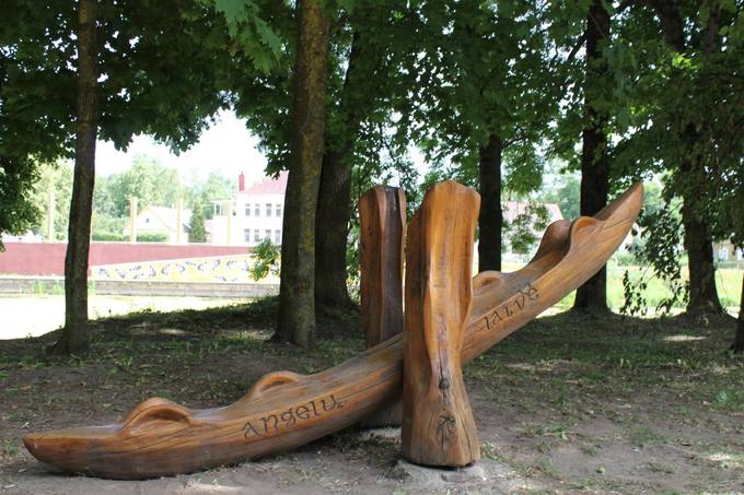 Pasvalio senosios klebonijos (Užupio) parką puošia medžio skulptūros. Aidos Leimontaitės nuotrauka, 2019