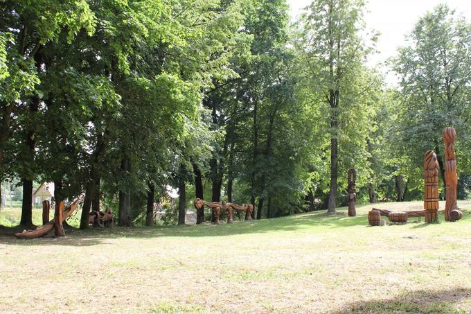 Pasvalio senosios klebonijos (Užupio) parką puošia medžio skulptūros. Aidos Leimontaitės nuotrauka, 2019