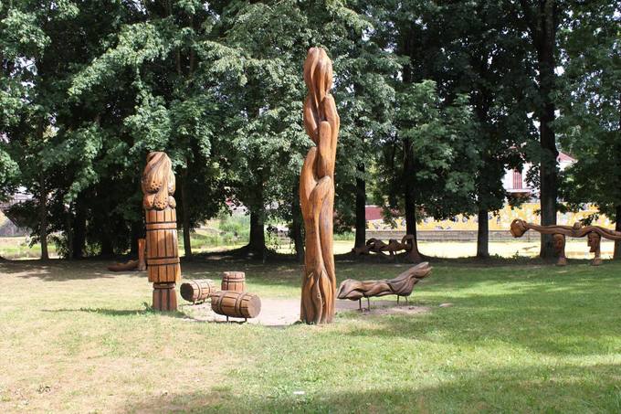 Pasvalio senosios klebonijos (Užupio) parką puošia medžio skulptūros. Aidos Leimontaitės nuotrauka, 2019