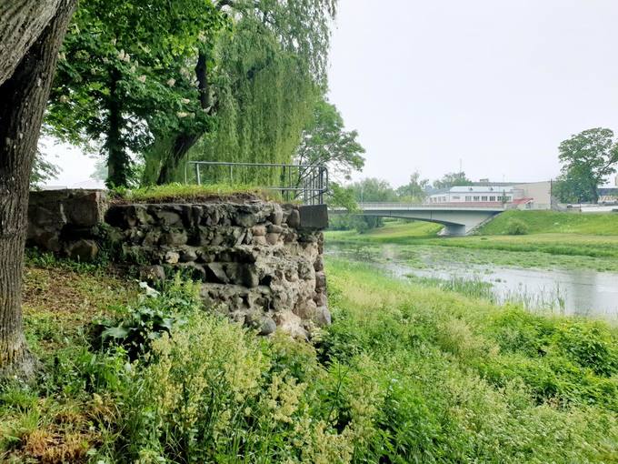 Senojo tilto per Lėvens upę griuvėsiai. Tomos Mikalajūnaitės nuotrauka, 2020