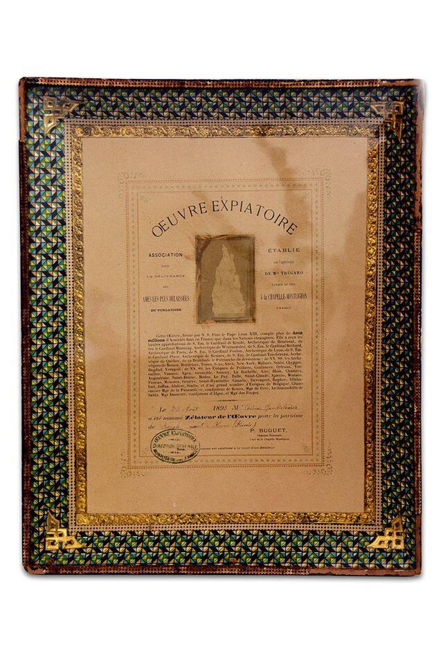 Nuodėmių atleidimus, palaiminimus išduodavo Vatikane. Iš Prancūzijos parsivežtą raštą knygnešys Kazimieras Gumbelevičius dailiai įsirėmino. Nuotrauka iš Pasvalio krašto muziejaus fondų, 2020