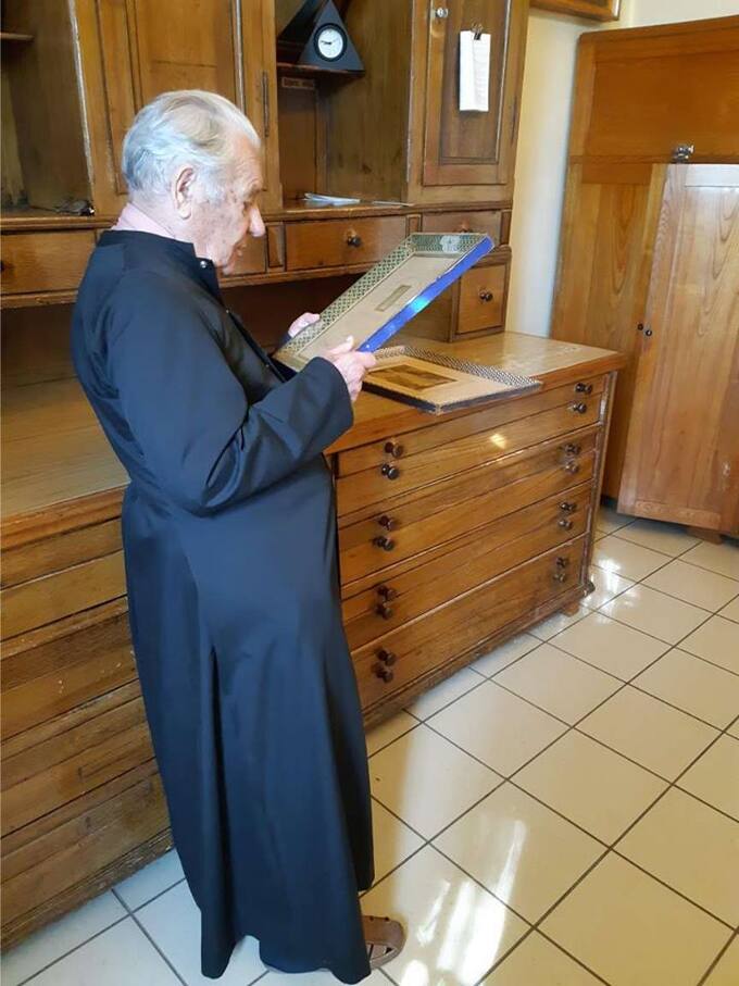 Prancūzų kalba parašytus dokumentus perprasti padėjo Pasvalio Šv. Jono Krikštytojo bažnyčios kunigas monsinjoras Povilas Miškinis. Nuotrauka iš Pasvalio krašto muziejaus fondų, 2020