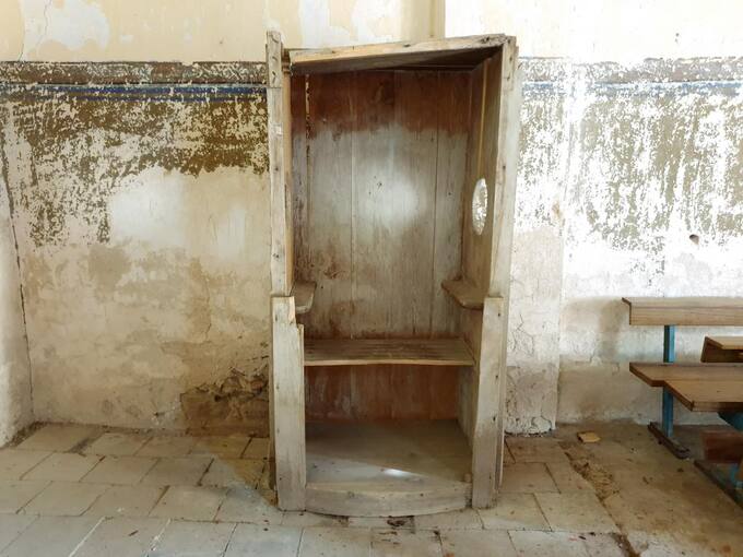 Niurkonių koplyčios viduje. Tomos Mikalajūnaitės nuotrauka, 2020