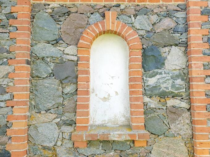 Niurkonių koplyčios varpinės langas. Tomos Mikalajūnaitės nuotrauka, 2020