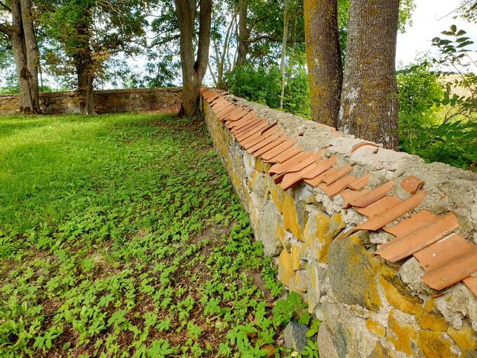 Niurkonių koplyčios šventoriaus akmeninė tvora. Tomos Mikalajūnaitės nuotrauka, 2020
