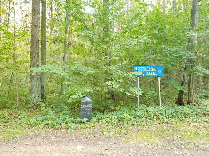 Rodyklės veda link memorialo holokausto aukoms atminti Žadeikių miške. Tomos Mikalajūnaitės nuotrauka, 2020