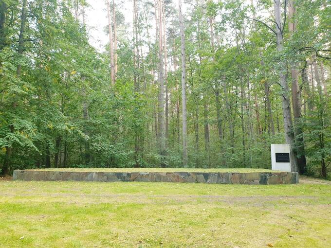 Memorialas holokausto aukoms atminti Žadeikių miške. Tomos Mikalajūnaitės nuotrauka, 2020