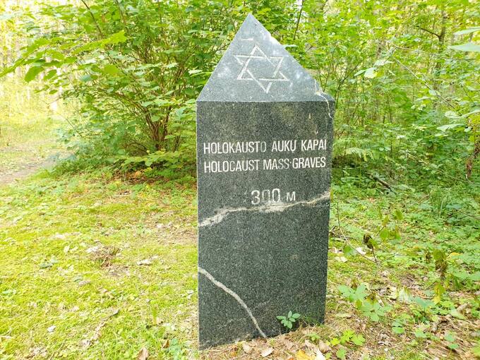 Rodyklė veda link kitos masinės kapavietės. Tomos Mikalajūnaitės nuotrauka, 2020