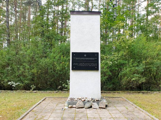 Memorialas holokausto aukoms atminti Žadeikių miške. Tomos Mikalajūnaitės nuotrauka, 2020