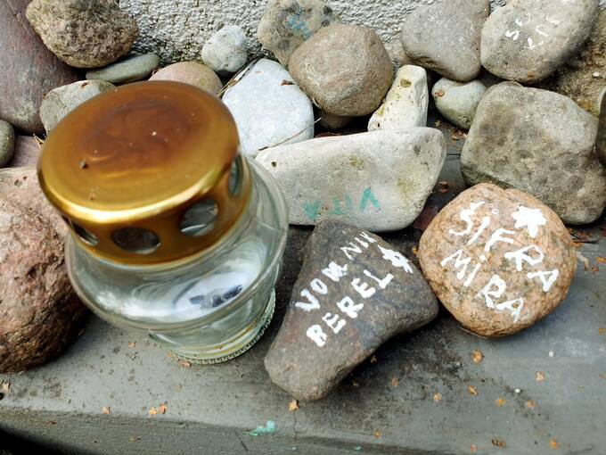 Memorialas holokausto aukoms atminti Žadeikių miške. Tomos Mikalajūnaitės nuotrauka, 2020