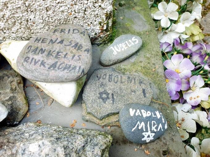 Memorialas holokausto aukoms atminti Žadeikių miške. Tomos Mikalajūnaitės nuotrauka, 2020