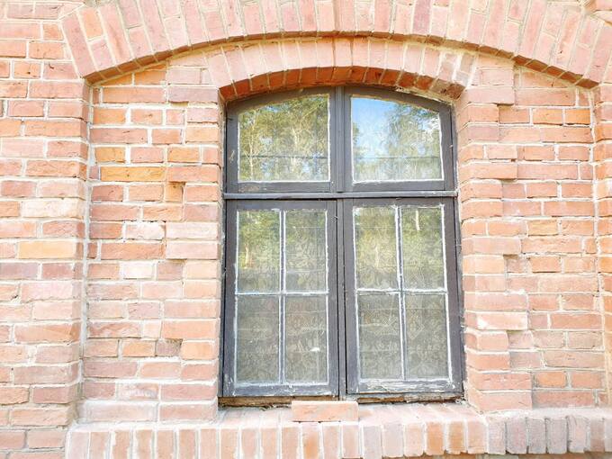Raubonių vandens malūno, vilnų karšyklos-verpyklos langas. Tomos Mikalajūnaitės nuotrauka, 2020