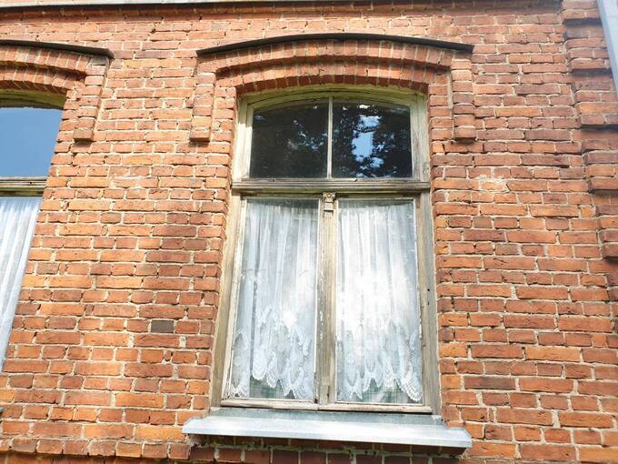 Pajiešmenių dvaro langas. Tomos Mikalajūnaitės nuotrauka, 2020