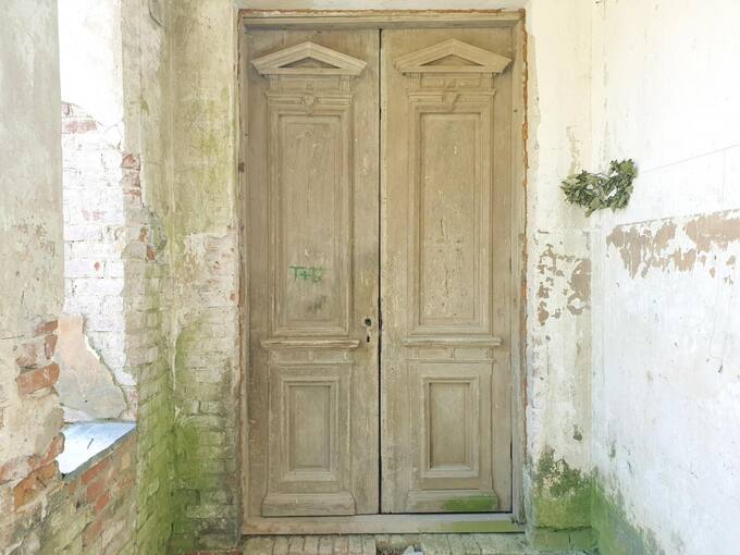 Pajiešmenių dvaro durys. Tomos Mikalajūnaitės nuotrauka, 2020