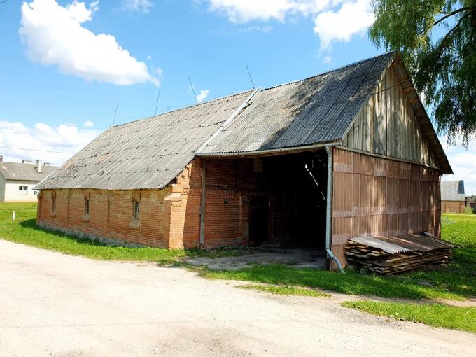 Pajiešmenių dvaro ūkinis pastatas. Tomos Mikalajūnaitės nuotrauka, 2020