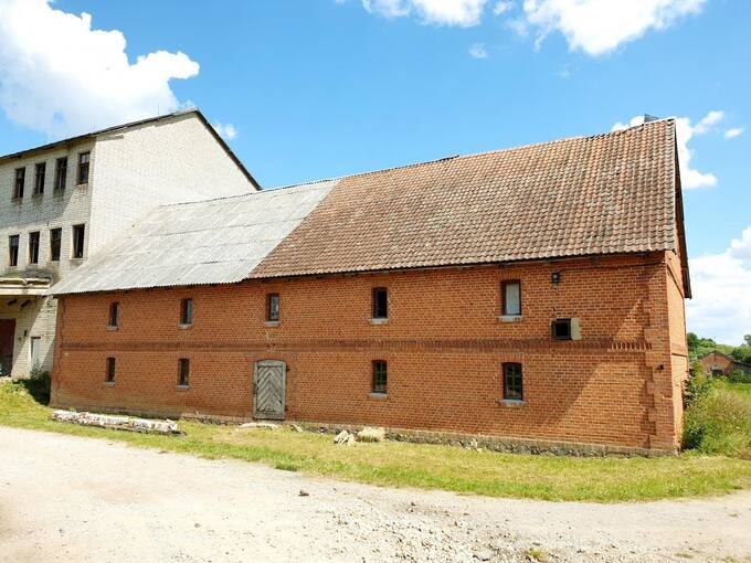 Pajiešmenių dvaro ūkinis pastatas. Tomos Mikalajūnaitės nuotrauka, 2020