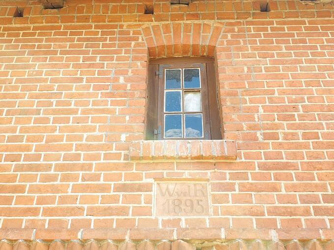 Pajiešmenių dvaro ūkinio pastato langas. Tomos Mikalajūnaitės nuotrauka, 2020