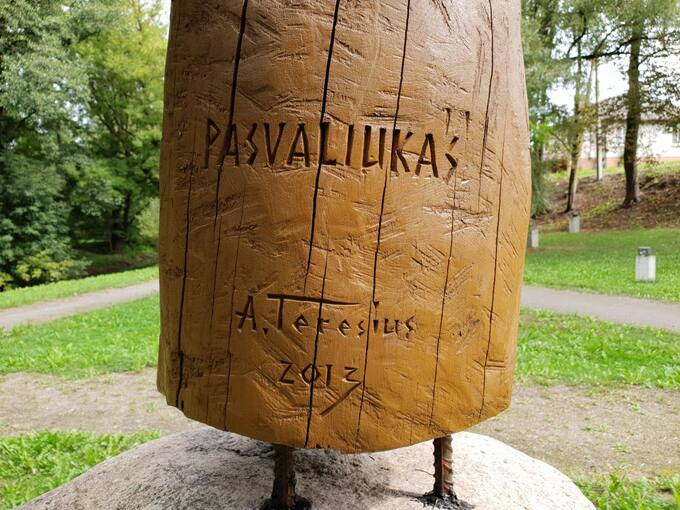 Skulptūros „Pasvaliukas“ Svalios parke, „Pasvalio Šveicarijoje“ fragmentas. Tomos Mikalajūnaitės nuotrauka, 2020