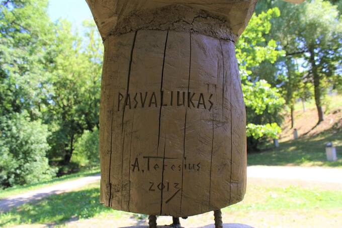 Skulptūros „Pasvaliukas“ parke „Pasvalio Šveicarija“ fragmentas. Skulptorius A. Teresius, 2013. Aidos Leimontaitės nuotrauka, 2019
