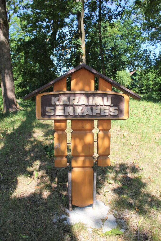 Karaimų senkapės Pasvalio Svalios parke, prie Svalios upelio. Aidos Leimontaitės nuotrauka, 2019 