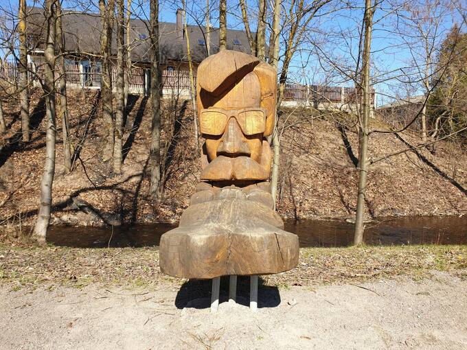 Skulptūra poeto Vlado Braziūno draugiškas šaržas Svalios parkelyje „Pasvalio Šveicarijoje“. Tomos Mikalajūnaitės nuotrauka, 2019