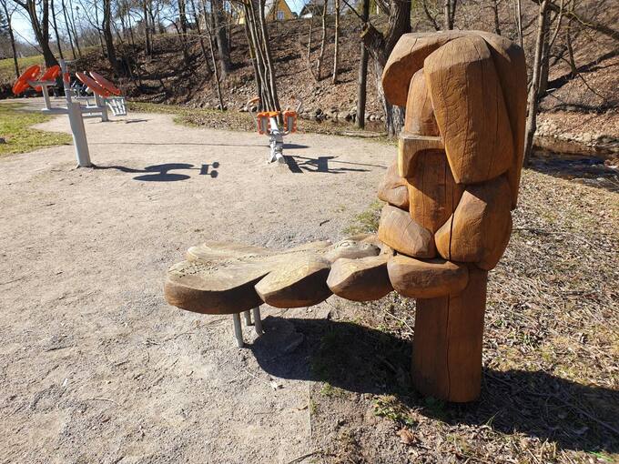 Skulptūra poeto Vlado Braziūno draugiškas šaržas Svalios parkelyje „Pasvalio Šveicarijoje“. Tomos Mikalajūnaitės nuotrauka, 2019