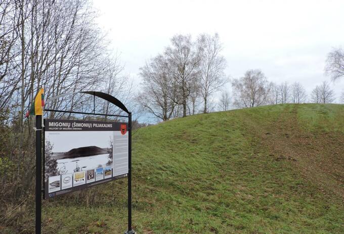 Kultūros ir gamtos paveldo vietose įrengiami nauji informaciniai stendai. Projektas „Biržų, Kupiškio, Pasvalio ir Rokiškio rajonų savivaldybes jungiančių turizmo trasų ir turizmo maršrutų informacinės infrastruktūros plėtra“. Gražvydo Balčiūnaičio nuotrauka, 2020
