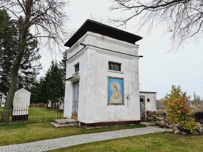 Dabartinė Saločių Šv. Juozapo bažnyčios varpinė įrengta buvusiame sandėliuke. Jis buvo sumūrytas šeštajame dešimtmetyje, bažnyčioje tarnaujant kunigui Antanui Balaišiui. Tomos Mikalajūnaitės nuotrauka, 2020