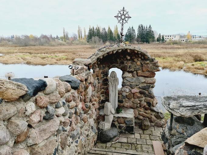 Lurdo grota (iš akmenų sumūryta niša) Saločių Šv. Juozapo bažnyčios šventoriuje. Tomos Mikalajūnaitės nuotrauka, 2020 