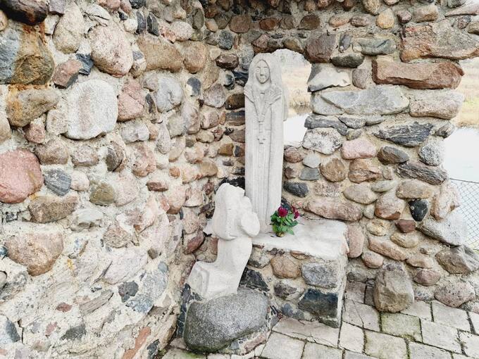 Lurdo grota (iš akmenų sumūryta niša) Saločių Šv. Juozapo bažnyčios šventoriuje. Tomos Mikalajūnaitės nuotrauka, 2020 