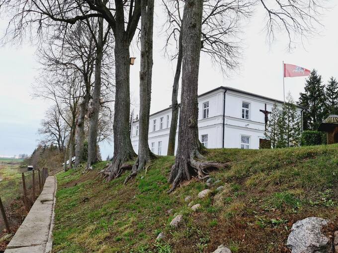 Saločių Šv. Juozapo bažnyčios šventoriaus fragmentas. Tomos Mikalajūnaitės nuotrauka, 2020