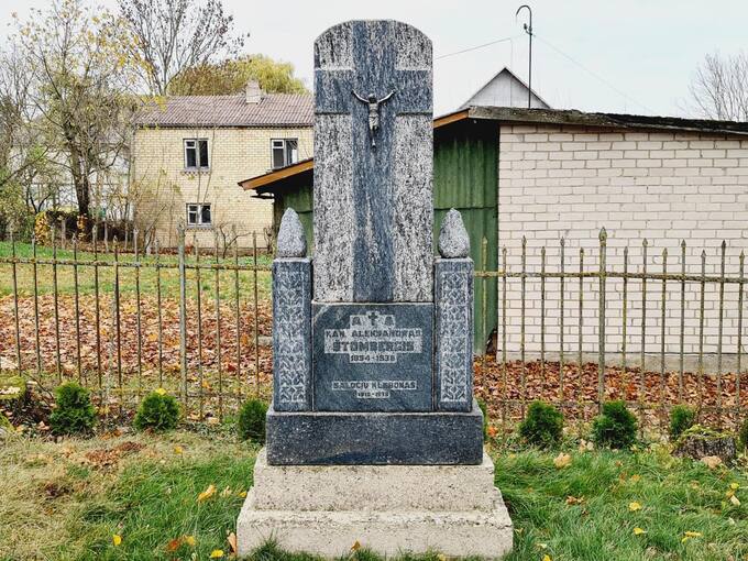 Klebono Aleksandro Štombergo kapas Saločių Šv. Juozapo bažnyčios šventoriuje. Tomos Mikalajūnaitės nuotrauka, 2020 