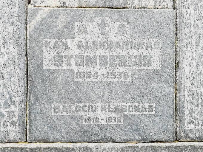 Klebono Aleksandro Štombergo antkapio Saločių Šv. Juozapo bažnyčios šventoriuje fragmentas. Tomos Mikalajūnaitės nuotrauka, 2020 