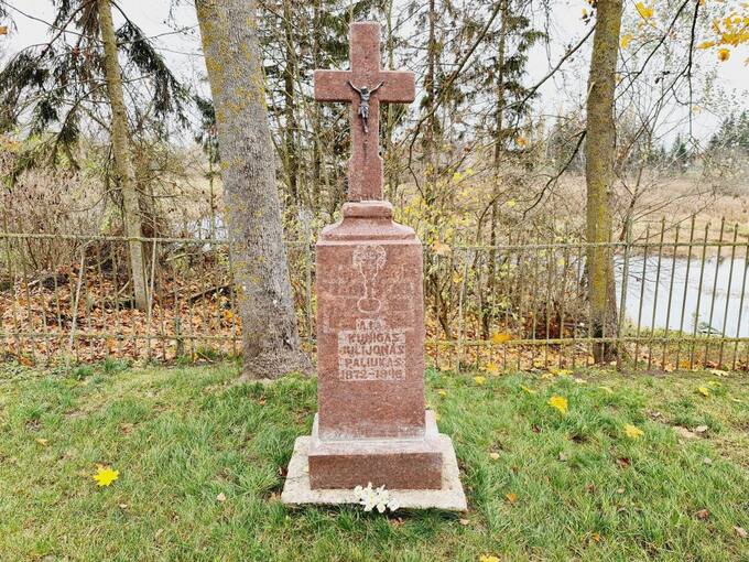 Kunigo Julijono Paliuko kapas Saločių Šv. Juozapo bažnyčios šventoriuje. Tomos Mikalajūnaitės nuotrauka, 2020 