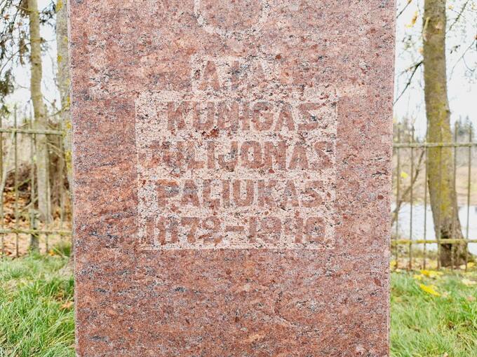 Kunigo Julijono Paliuko antkapio Saločių Šv. Juozapo bažnyčios šventoriuje fragmentas. Tomos Mikalajūnaitės nuotrauka, 2020 