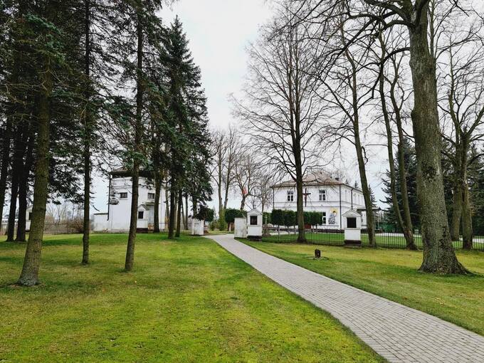 Saločių Šv. Juozapo bažnyčia ir varpinė. Tomos Mikalajūnaitės nuotrauka, 2020