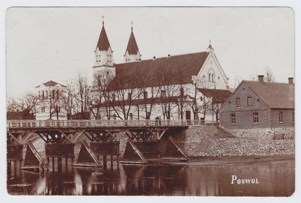 Bažnyčios kompleksas iš šiaurės vakarų pusės. 1910 m. Nuotrauka iš Pasvalio Mariaus Katiliškio viešosios bibliotekos Rankraštyno fondų.