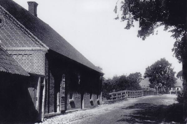 Tilto ir kelio trasos tarp miestelio dalių vaizdas. Apie 1925 m. Nuotrauka iš Pasvalio Mariaus Katiliškio viešosios bibliotekos Rankraštyno fondų.