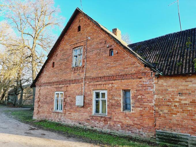 Buvusio Daniūnų dvaro gyvenamojo namo fragmentas. Tomos Mikalajūnaitės nuotrauka, 2020