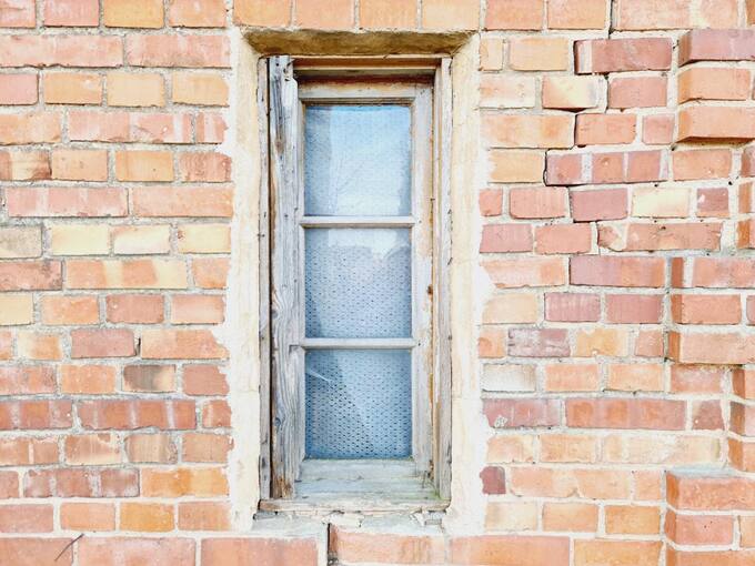 Buvusio Daniūnų dvaro gyvenamojo namo langas. Tomos Mikalajūnaitės nuotrauka, 2020