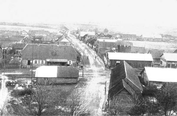 Miestelio centrinės dalies vaizdas iš bažnyčios bokšto. 1933-1934 m. nuotrauka iš autoriaus, Algimanto Miškinio, rinkinio